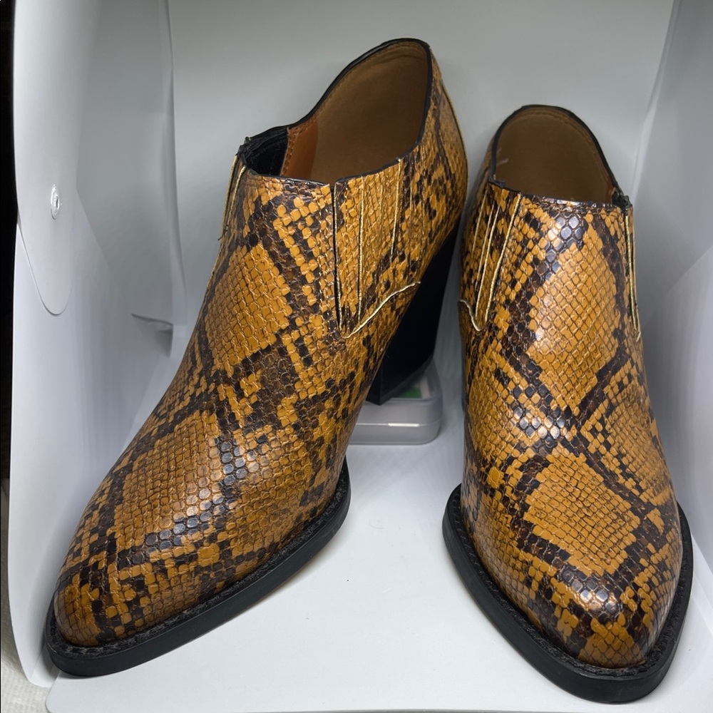 Coach Women’s Tan and Black w/Snakeskin Boots Size 7 C US 37.5 EUR - Picture 11 of 13